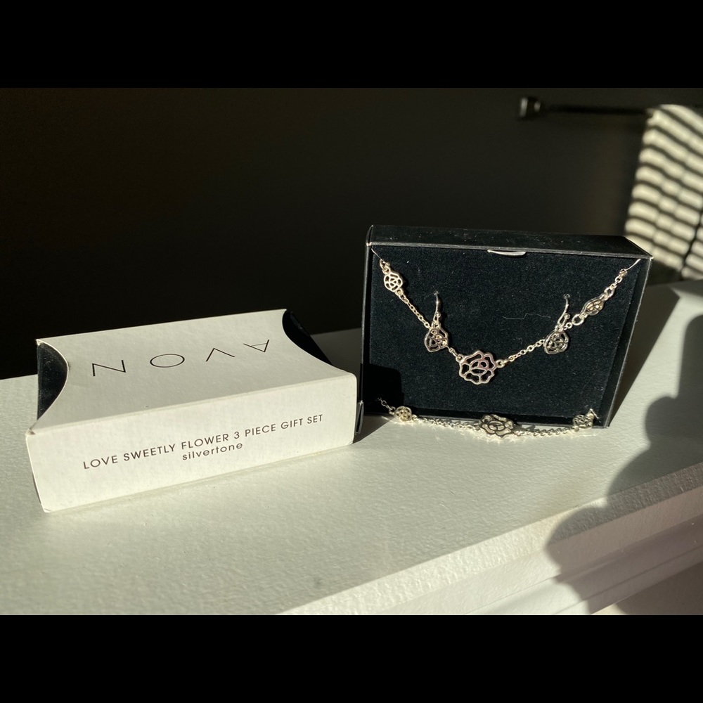 Avon love sweetly flower 3 piece silver gift set